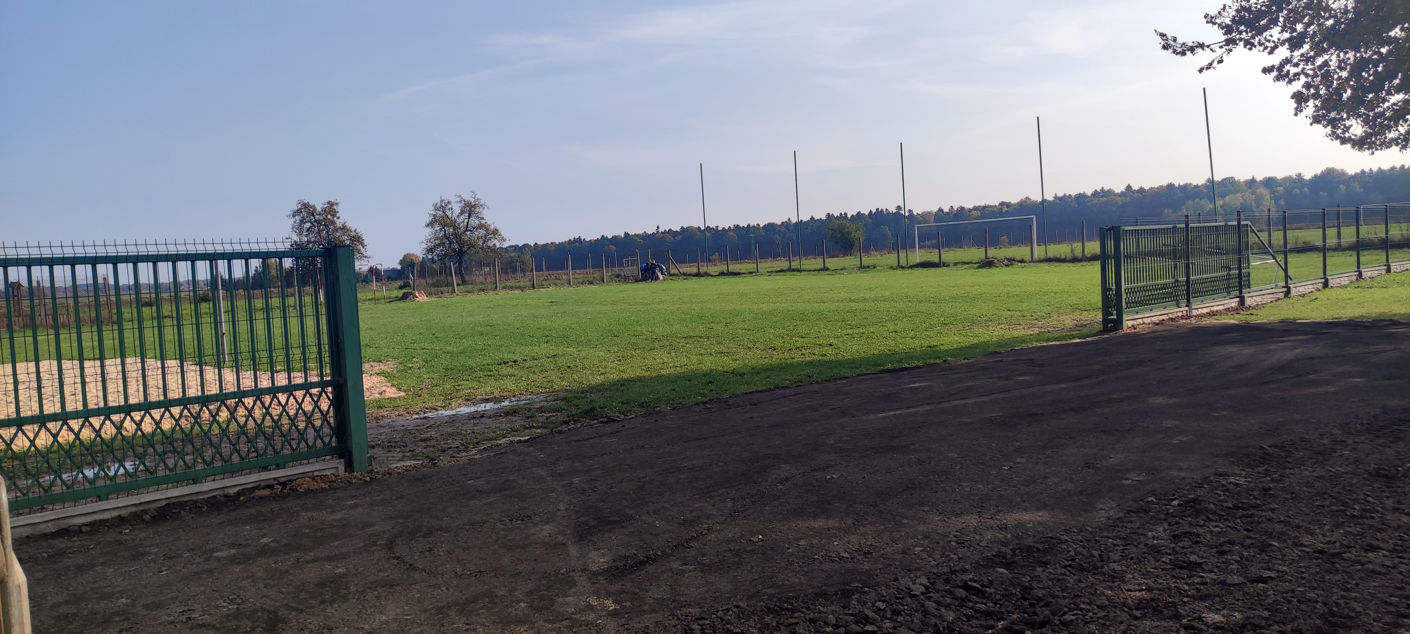 zagospodarowanie terenu przy SP w Gałkowku Kolonii
